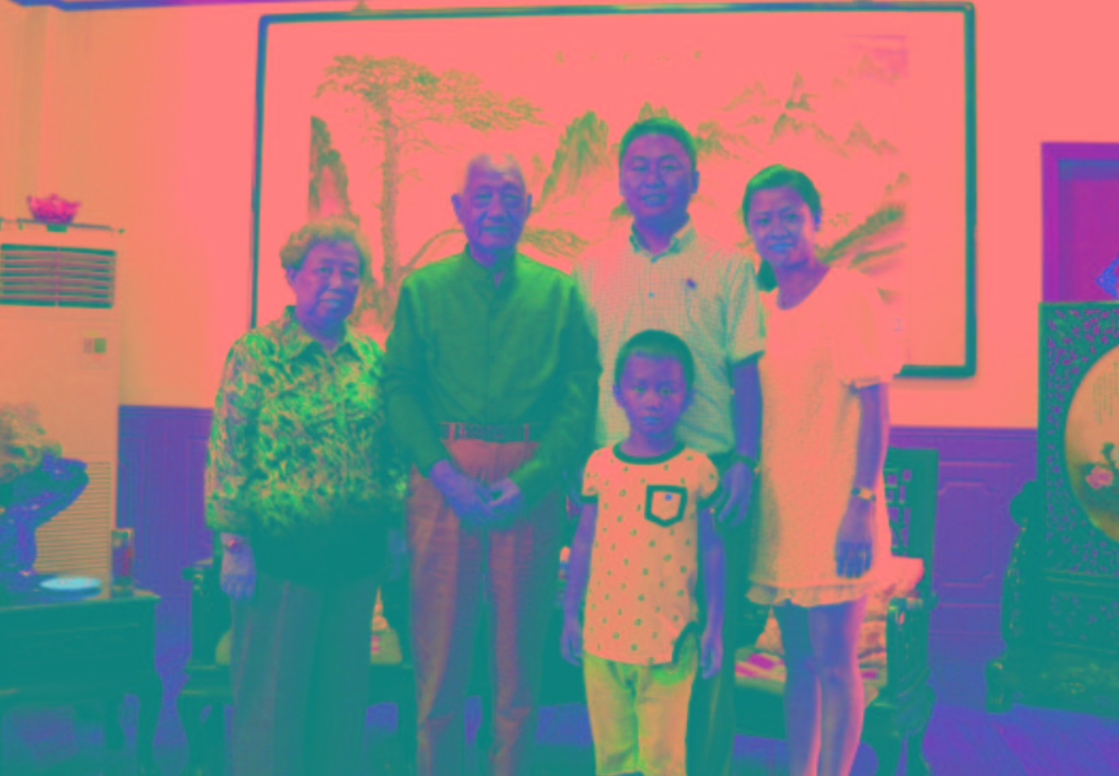與原南京軍區(qū)政委方祖岐上將夫婦合影留念。