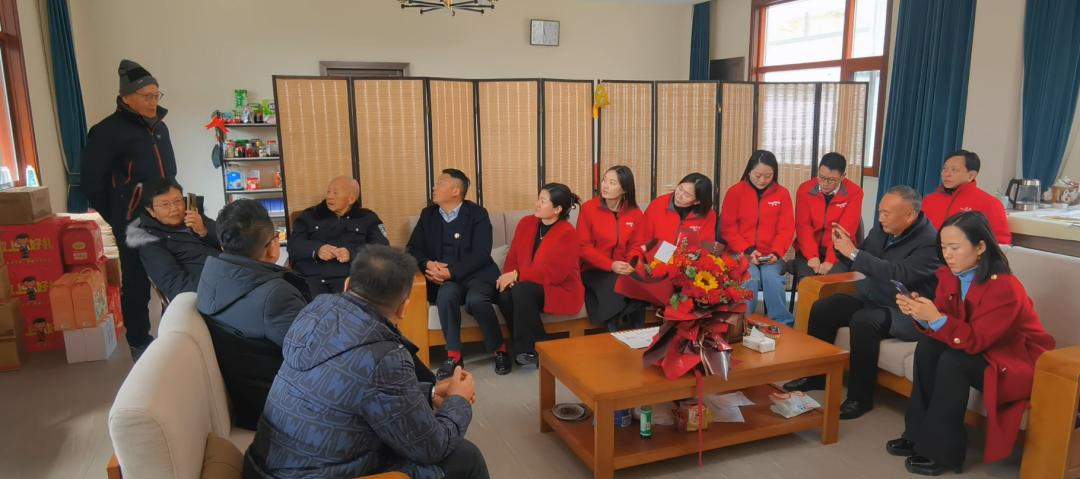 昊東公司一行看望胡正先老紅軍，聆聽那段可歌可泣的英雄歷史